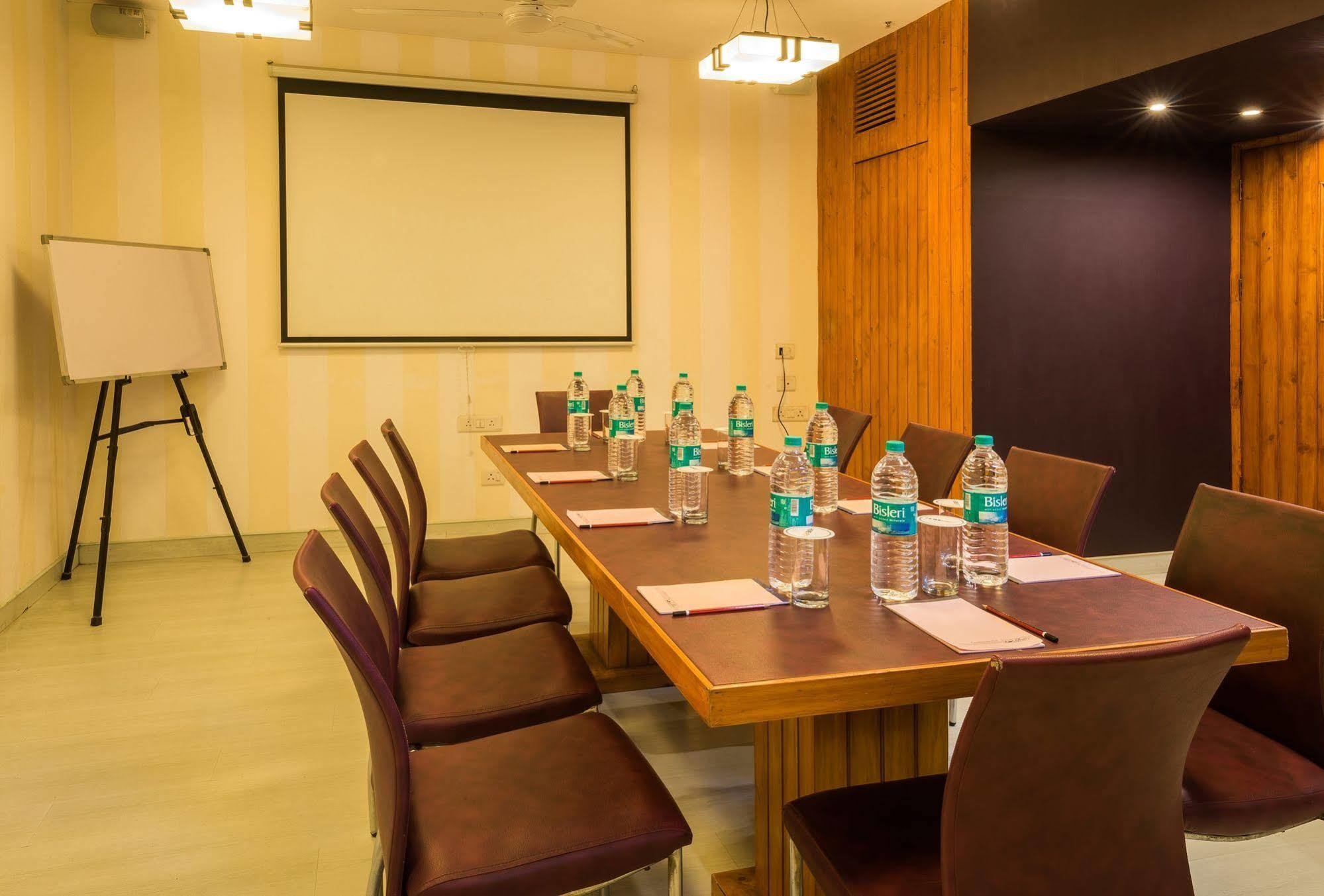 Home@f37 Kailash Colony Metro 3*