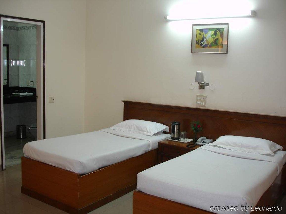 Home@f37 Kailash Colony Metro 3*
